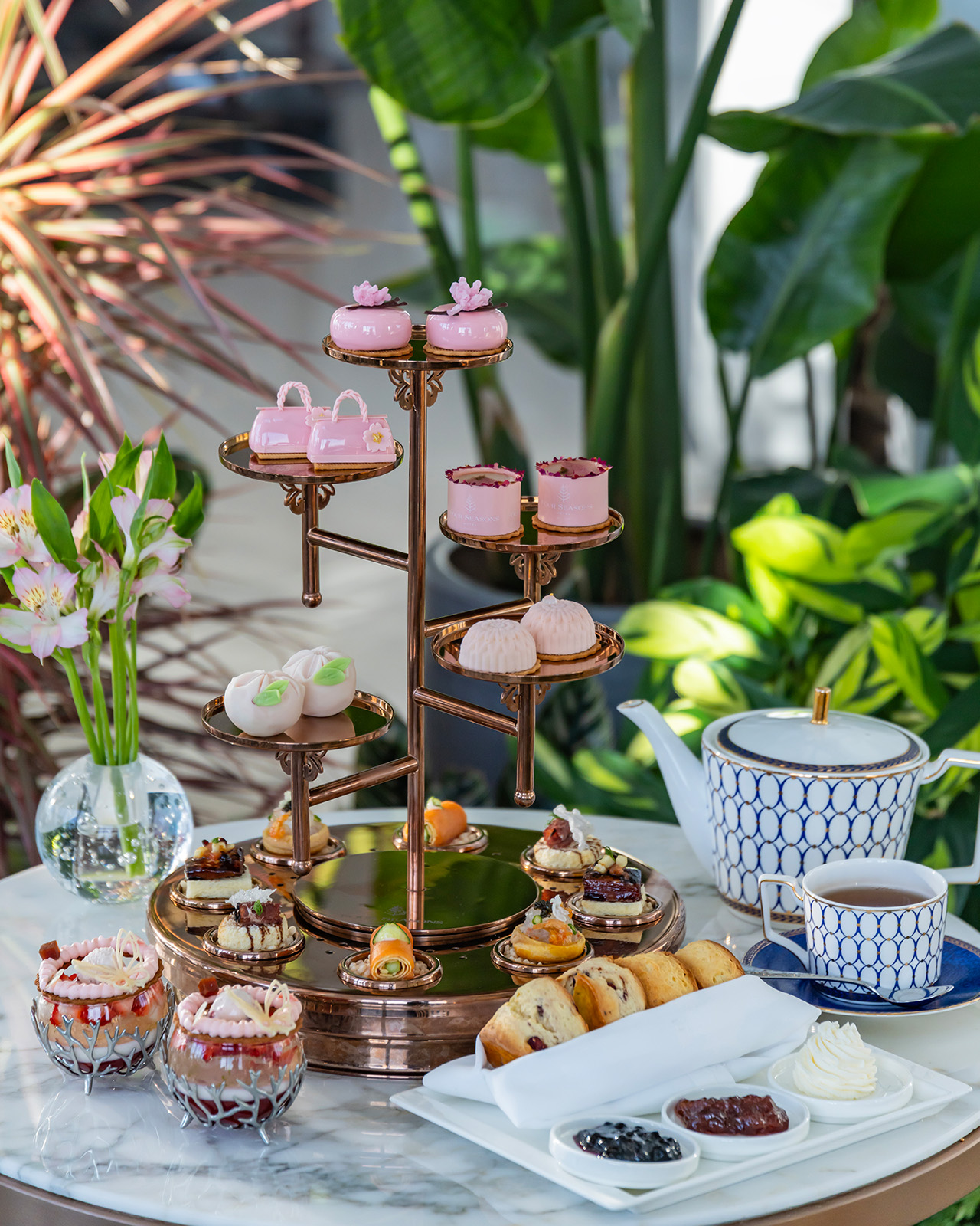 新品 レア  Afternoon Tea Tiny Lamb Sakura Themed Afternoon Tea at Four Seasons Hotel Dailan Lobby Lounge