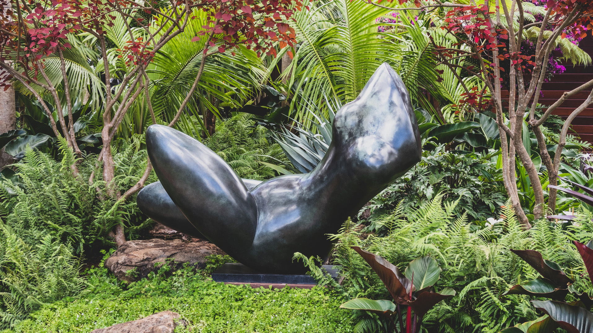 オブジェ Lanai's newest sculpture, “The Breach” by famed artist, Urs Fisher