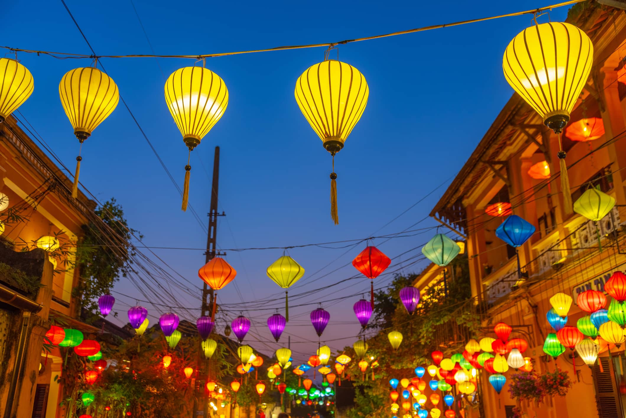  Enjoy a festive street dinner in Hoi An’s Old Town  