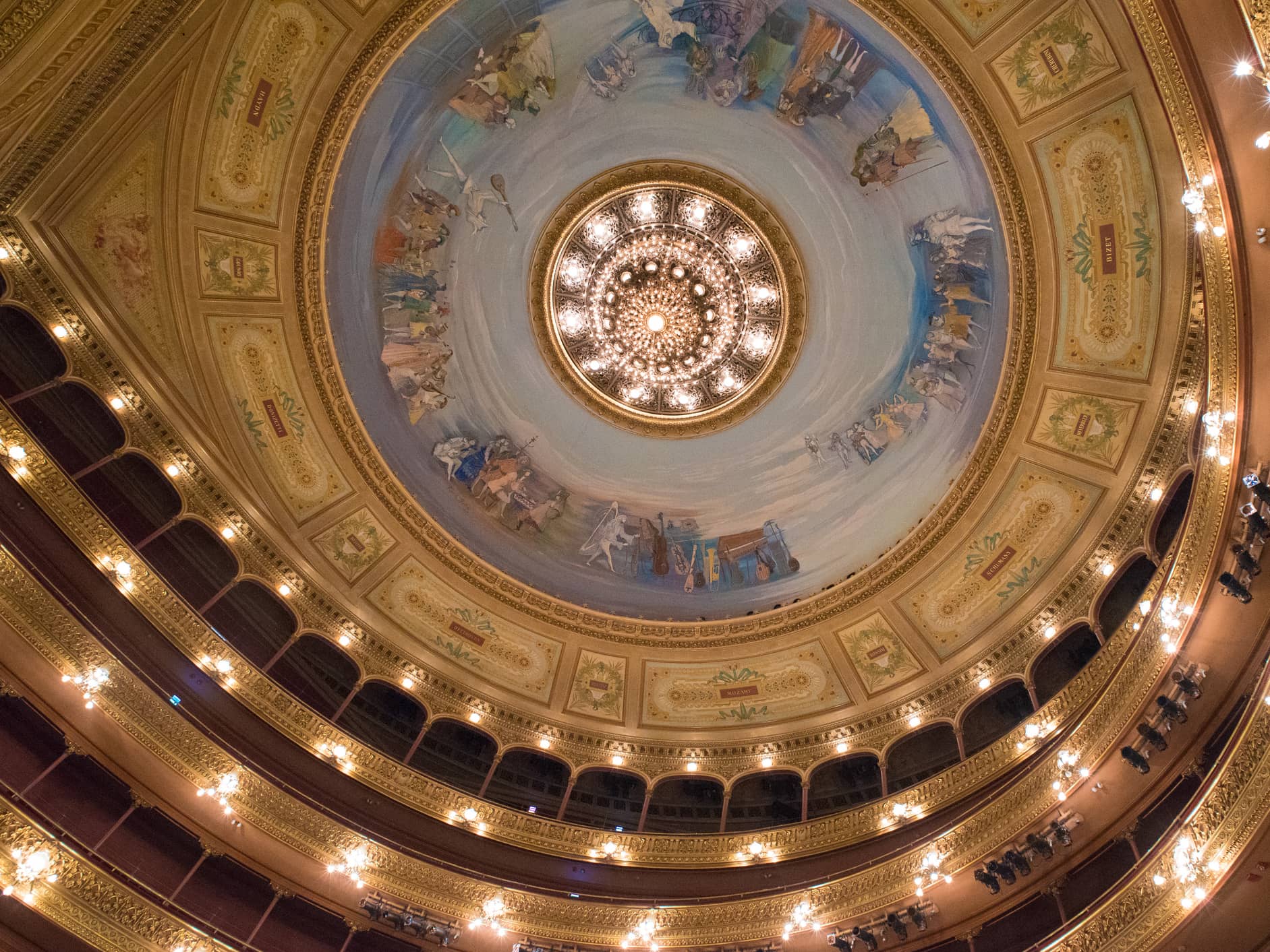  GO BACKSTAGE AT TEATRO COLÓN  
