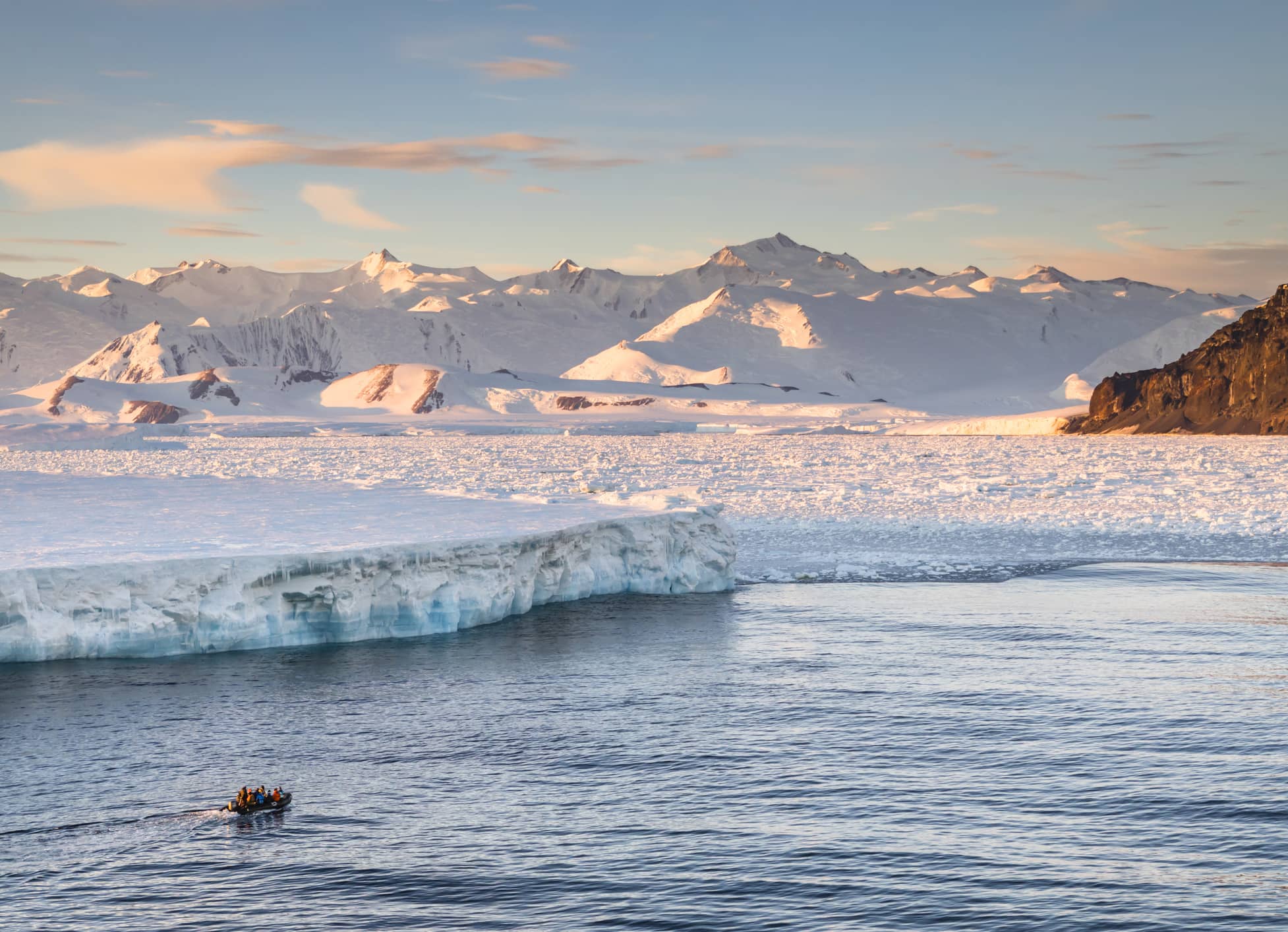  Embark on an unforgettable Antarctic expedition  