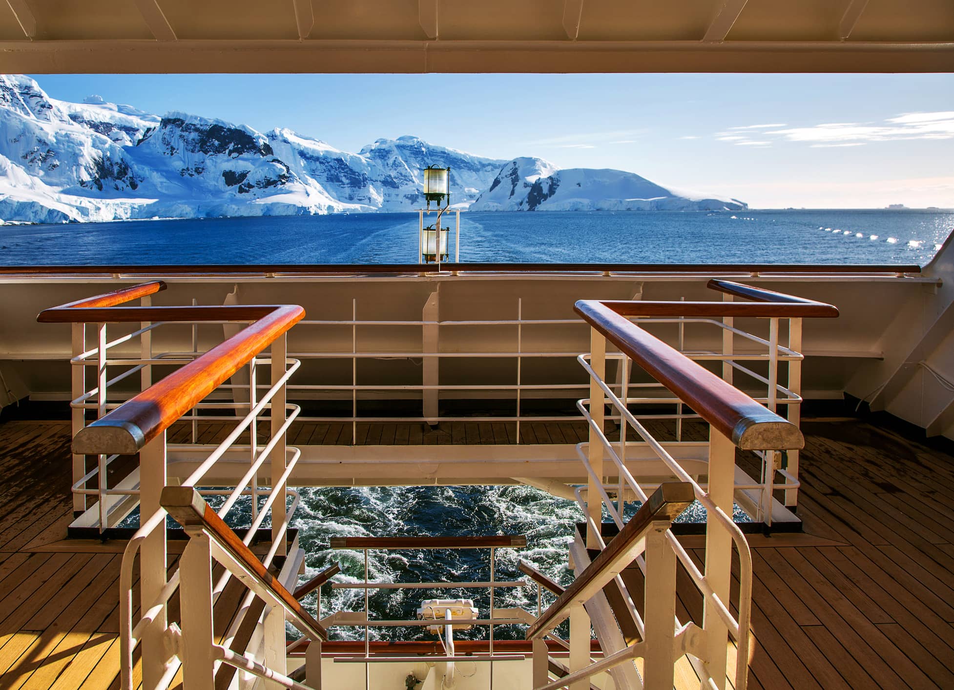 A luxury vessel to cruise the South of Antarctica 