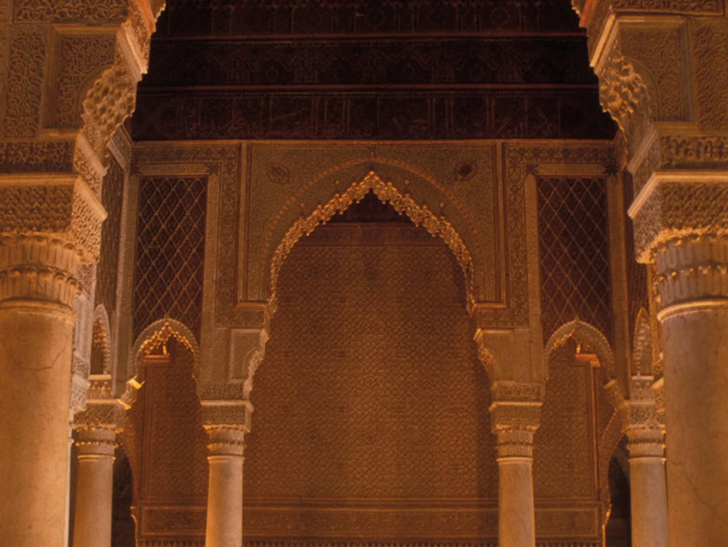  ADMIRE THE DETAILS OF HISTORIC ARCHITECTURE  