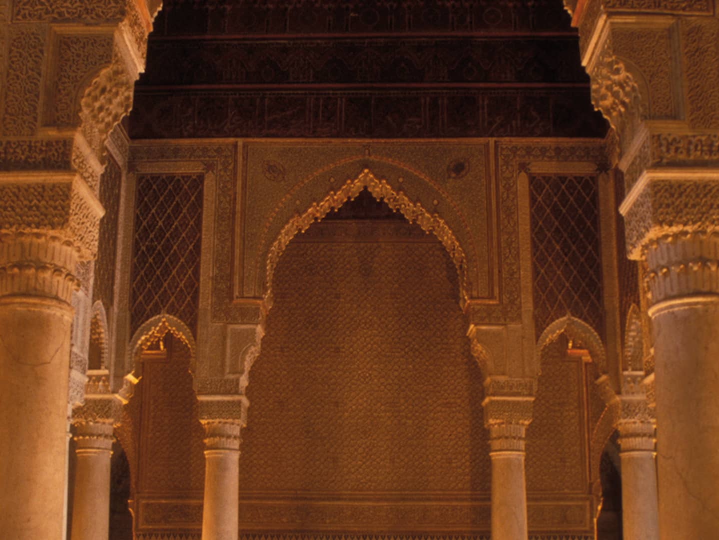  ADMIRE THE DETAILS OF HISTORIC ARCHITECTURE  