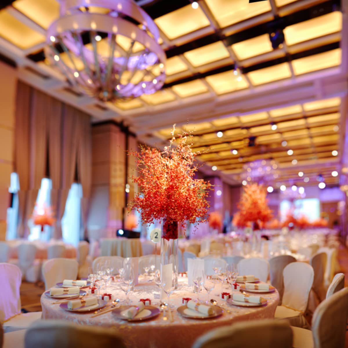 A Chic City Wedding In Hong Kong Everything Is In Place For Gary And Samantha S Elegant Reception At Four Seasons Hotel Hong Kong