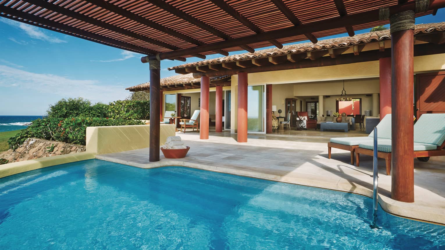 Five-bedroom villa oceanfront swimming pool, large patio and open wall to indoor living room