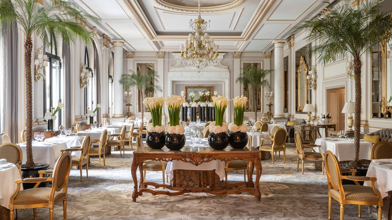 Luxury event space with beautiful tables and décor