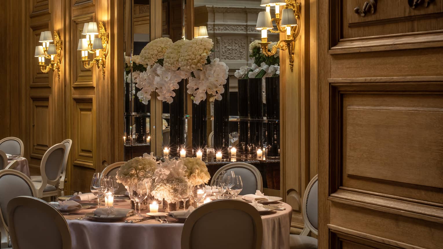 Elegant dining room and a luxury wedding venue