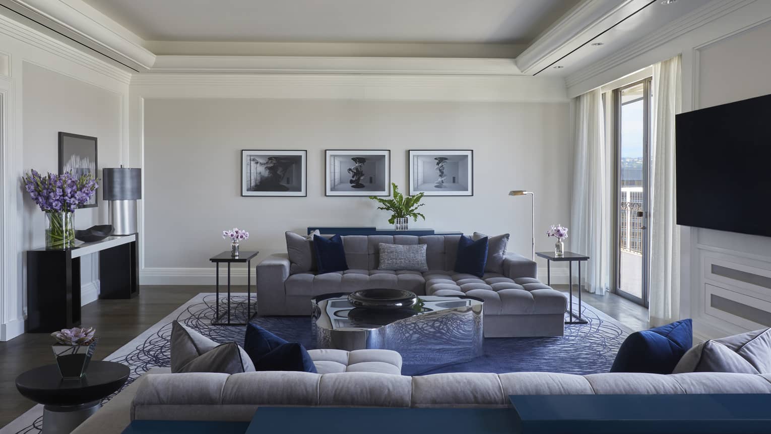 Living room with two sofas facing the centre of the room