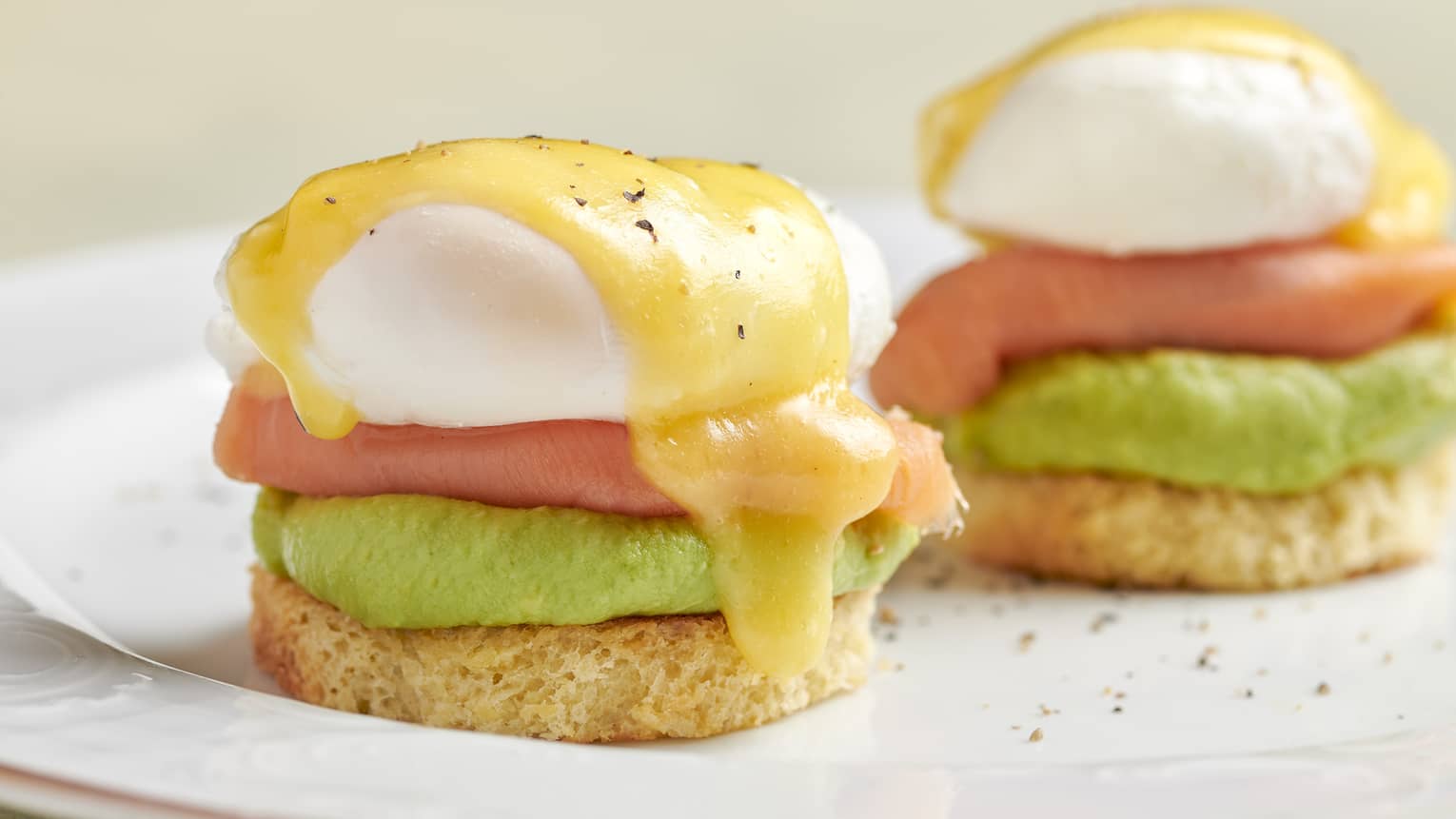 Eggs Benedict with Smoked Salmon%2C Avocado Pur%E9e%2C Hollandaise Sauce