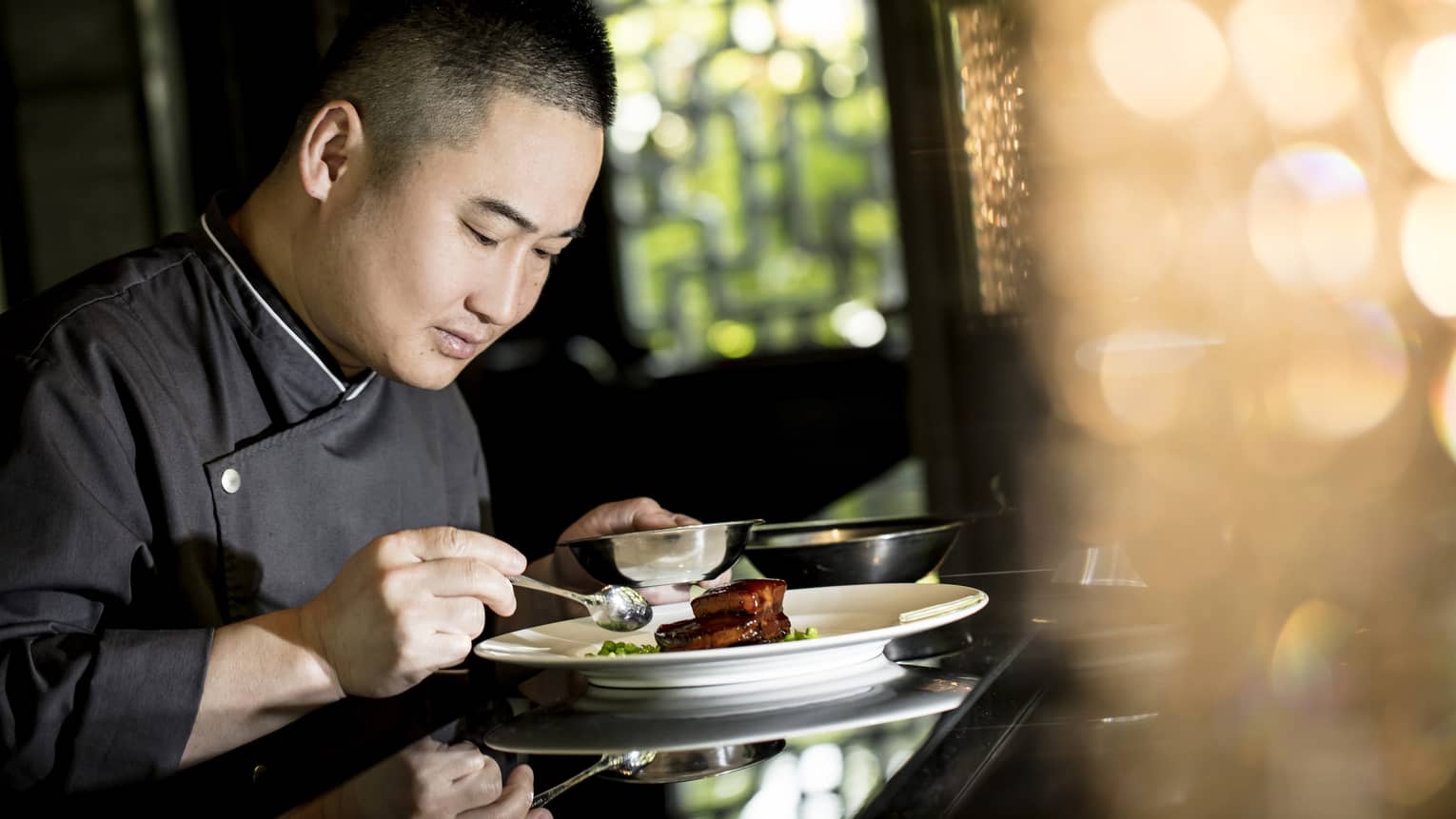 Jin Sha Executive Head Chef Wang Yong garnishing dish