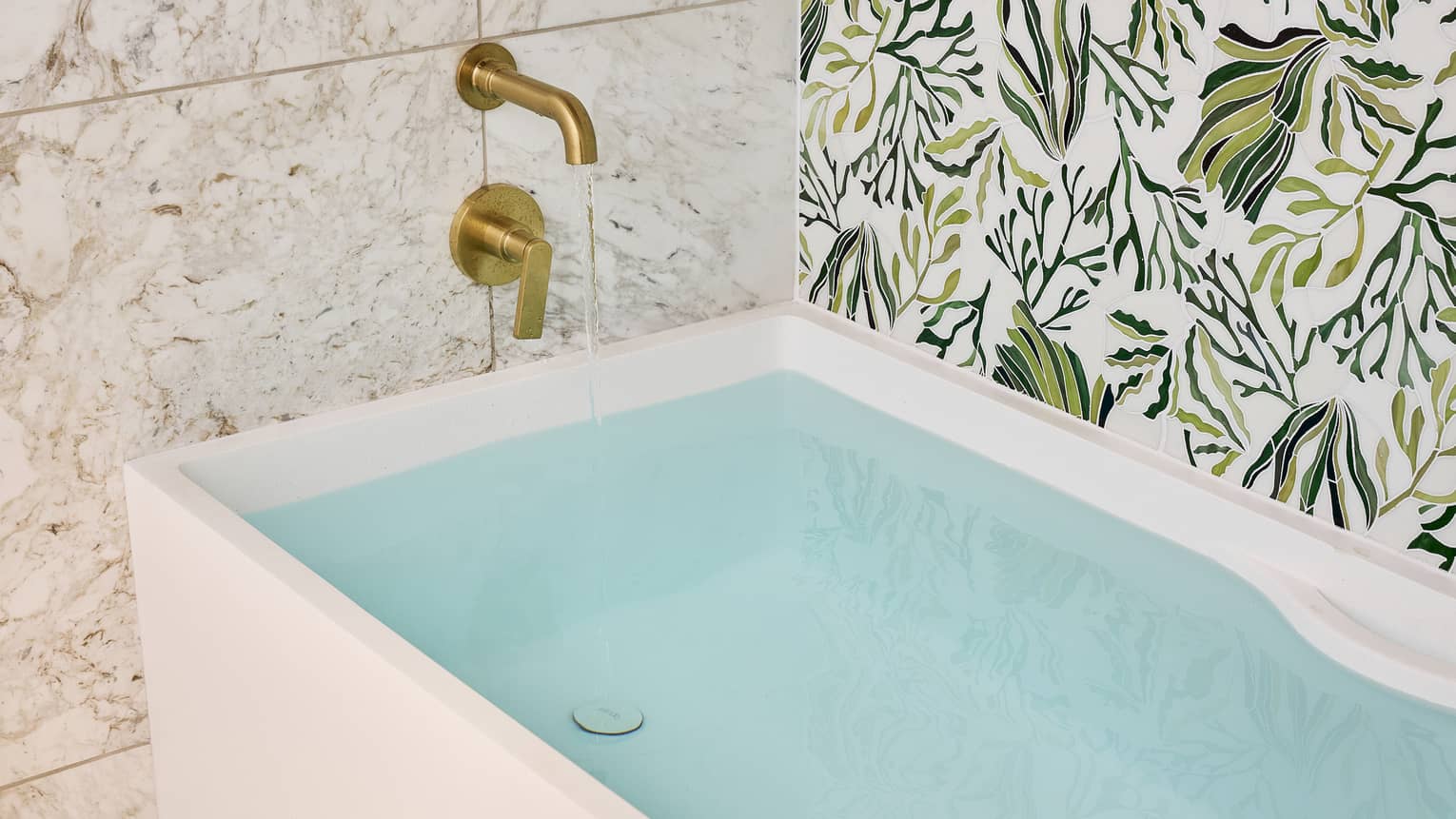 Cold-plunge bath tub and tropical wall paper