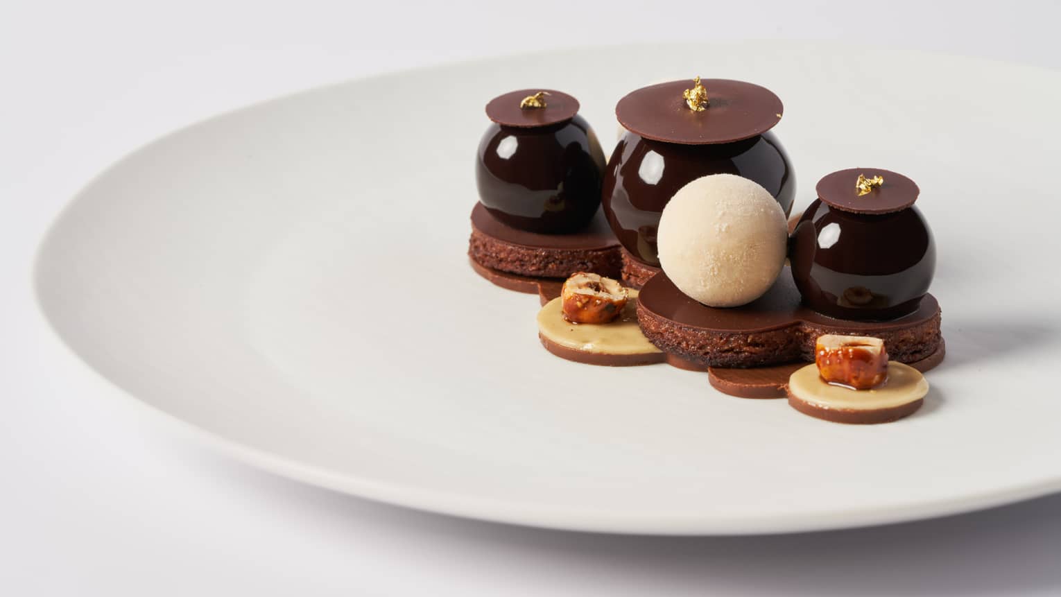  Crispy Criollo chocolate with Piedmont hazelnuts, ice cream