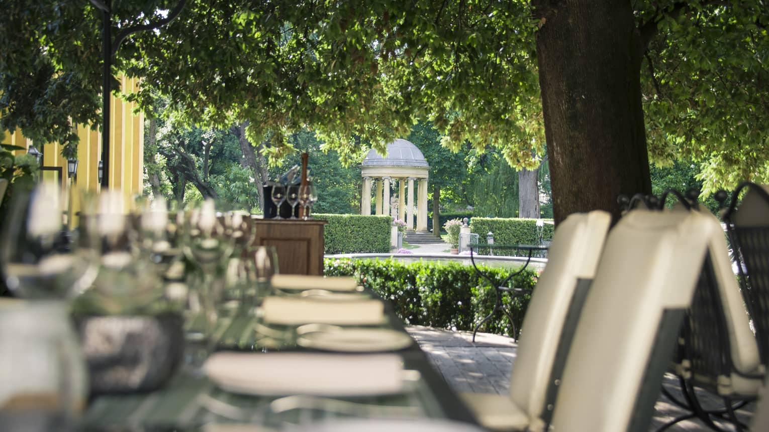 Long outdoor dining table at Al Fresco Trattoria, Pizzeria & Barbecue