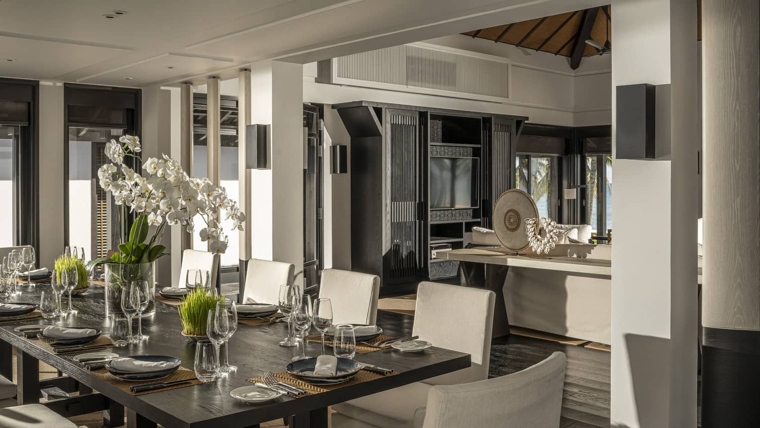 5 Bedroom Beachfront Pool Villa dining area