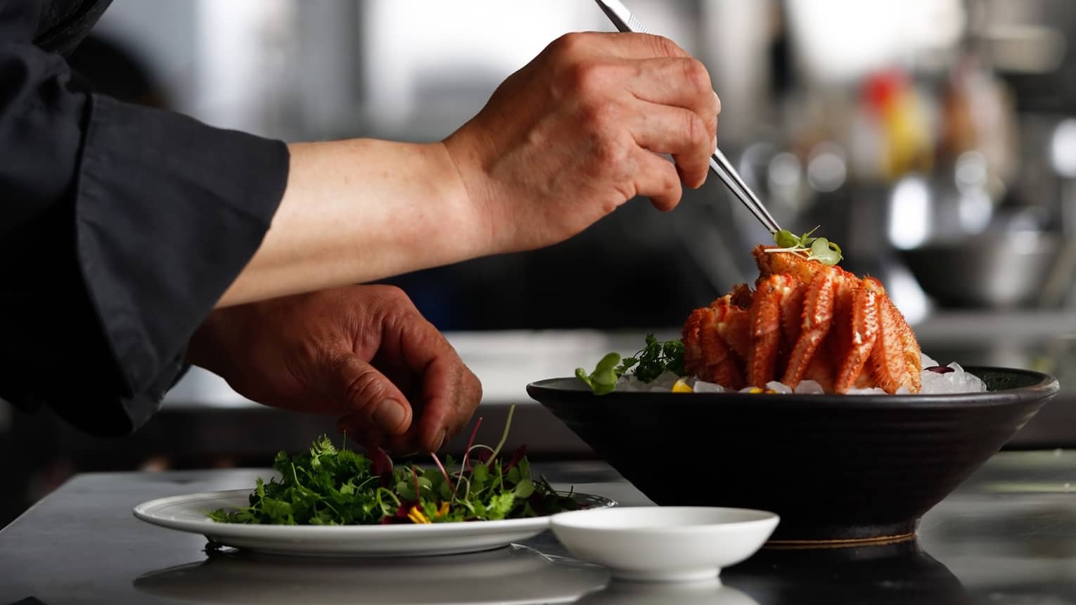 Chef Li Qiang making a crab dish