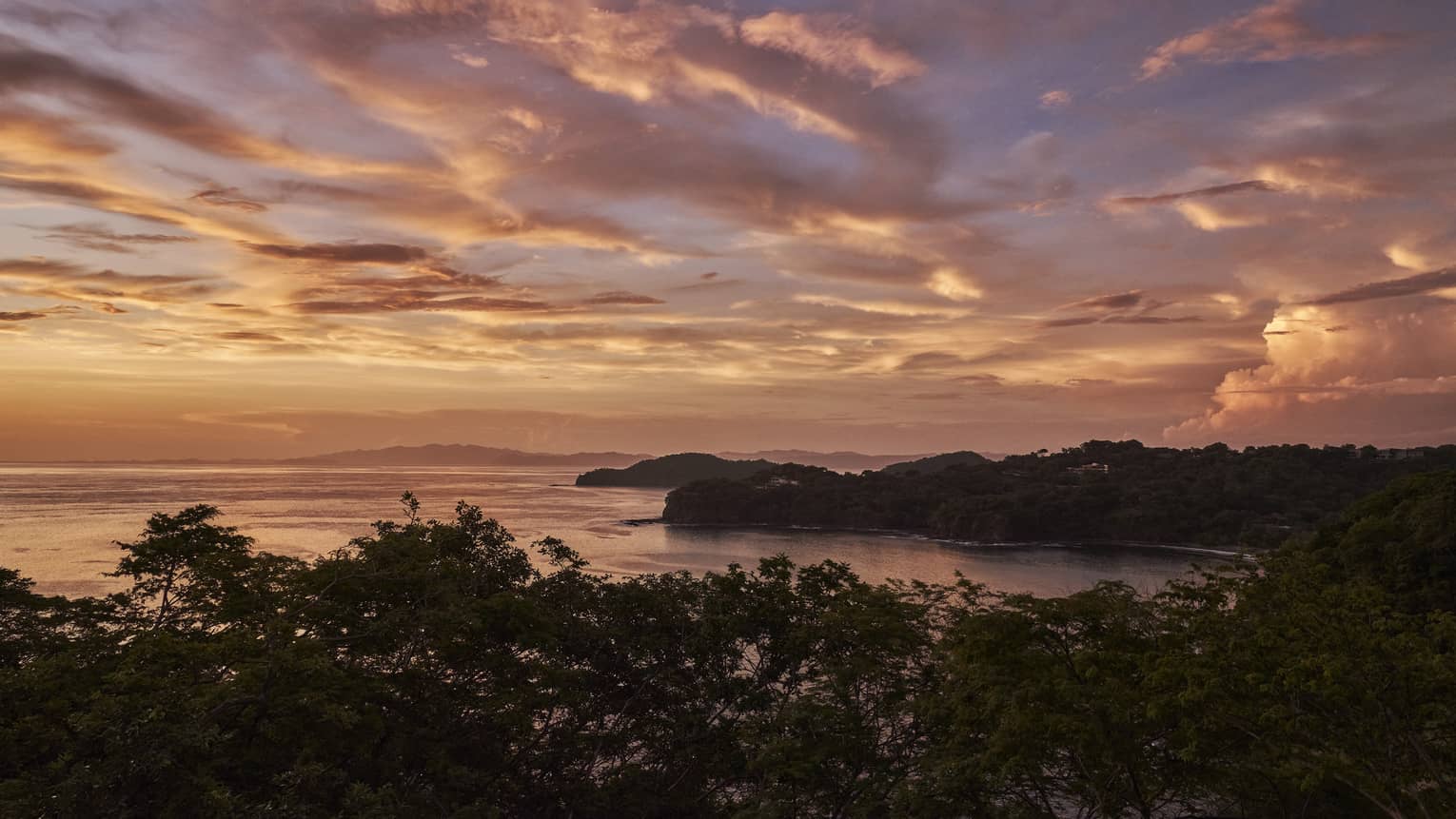 A pink and purple cloud-dappled sky over Peninsula Papagayo