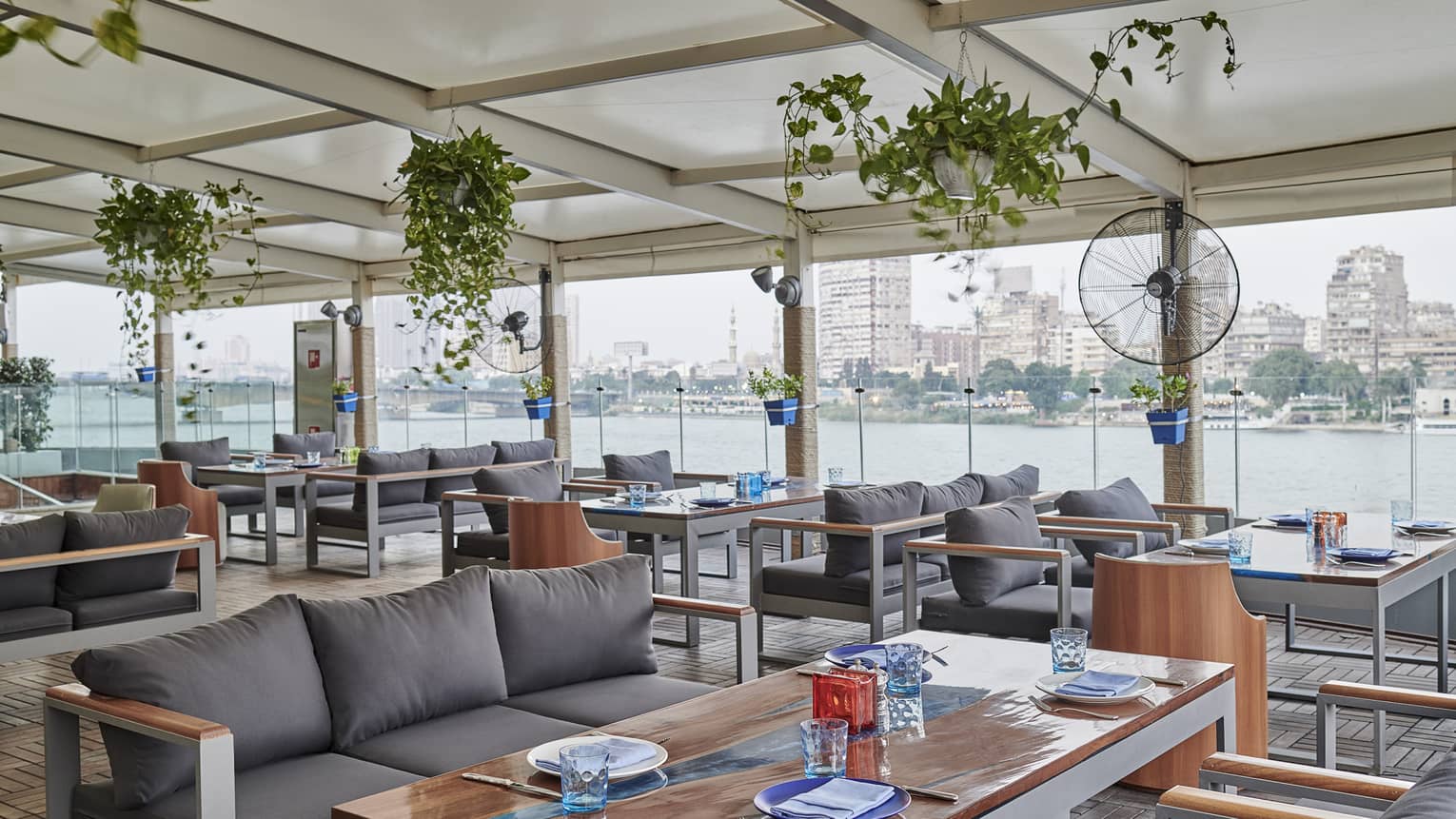 Zoe brasserie покровка. Etudes кафе. Zoe ресторан. Zoe ресторан. Зое кафе москва.