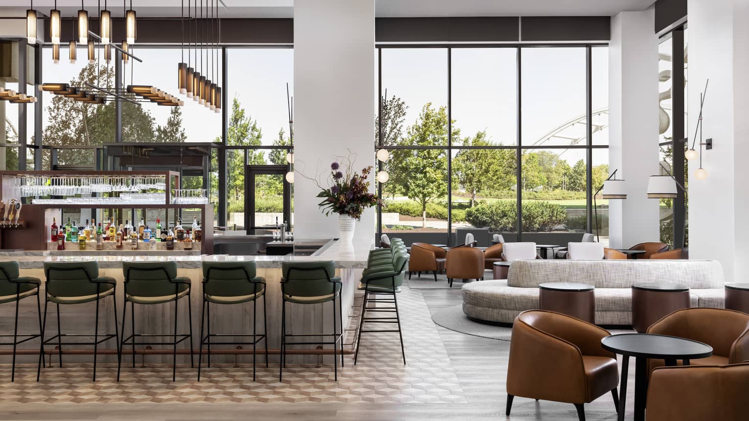 Bar in the centre of restaurant with wall-to-wall windows