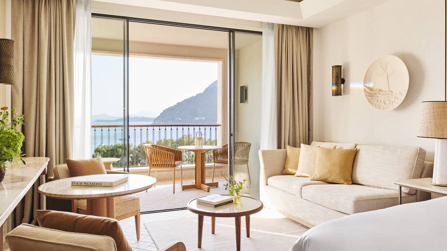 Sea-view room with sitting area and balcony at Four Seasons Resort Mallorca