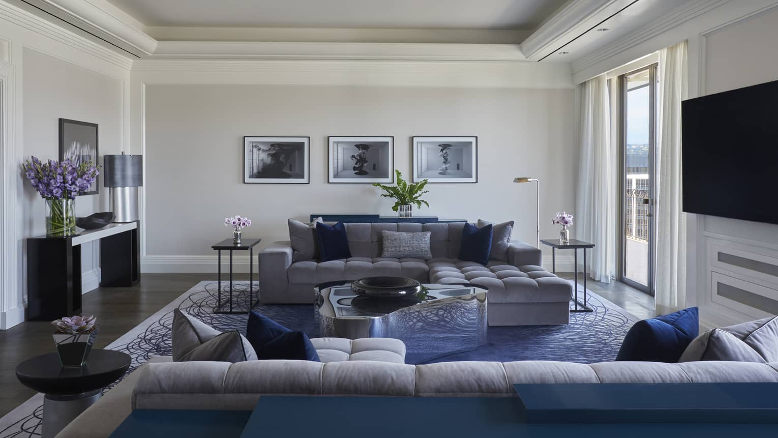 Living room with two sofas facing the centre of the room