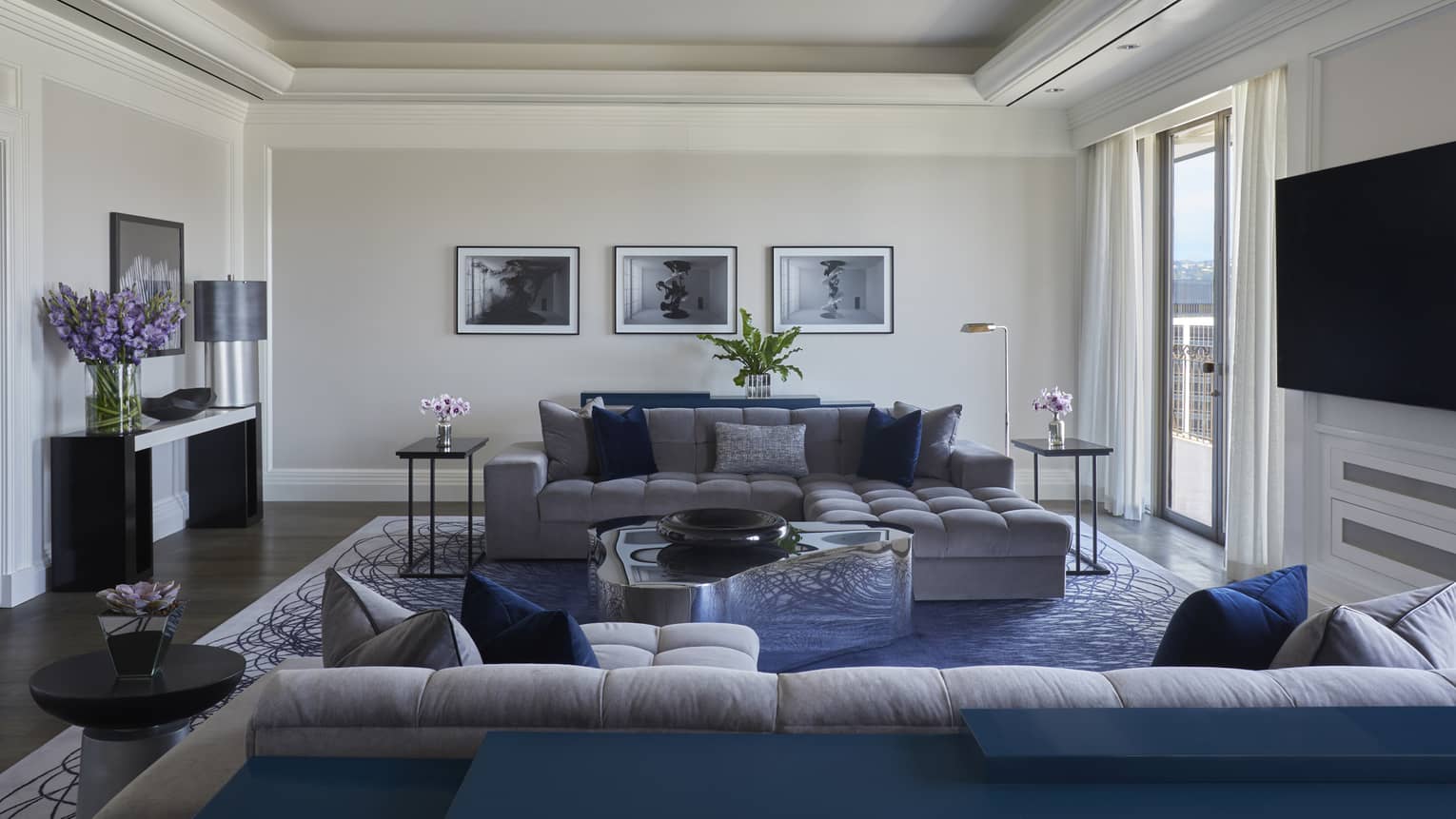 Living room with two sofas facing the centre of the room