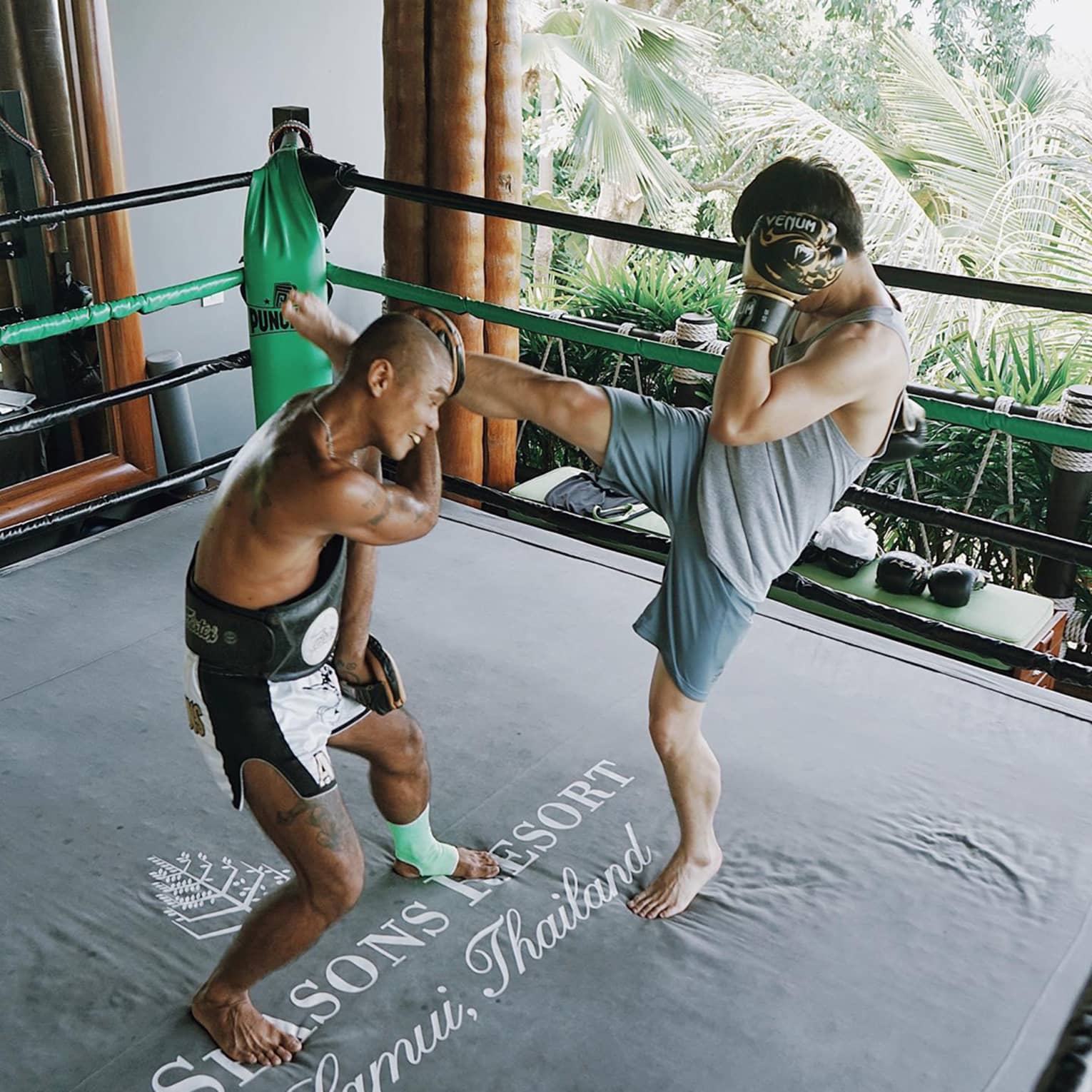 Man kickboxing