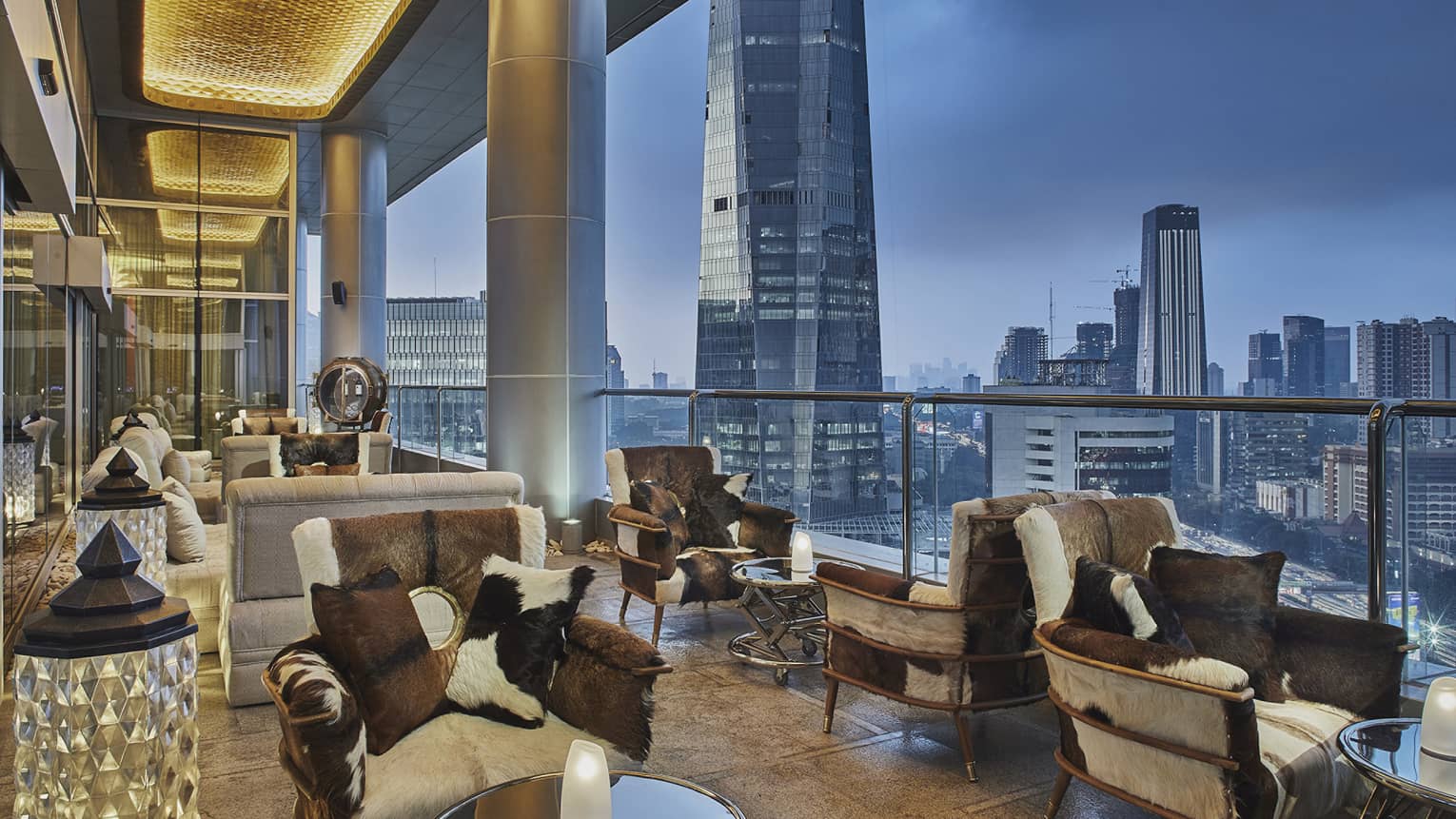 Alto restaurant terrace with view of the city