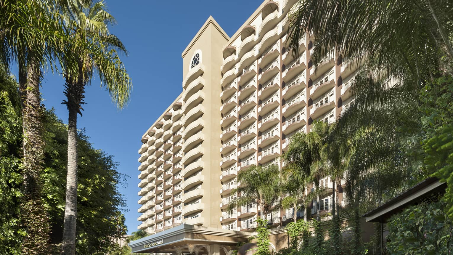 Los Angeles Hotel Photos Videos Four Seasons Four Seasons Hotel Los Angeles At Beverly Hills White Exterior Tall Palm Trees