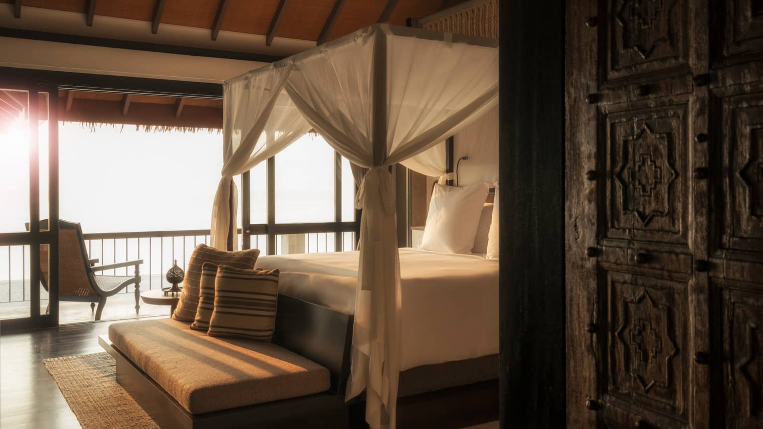 Jawakara islands. Private Island four Seasons Maldives. ФО Сизонс Мальдивы. Four Seasons private Island Voavah. Логотип four Seasons Maldives.