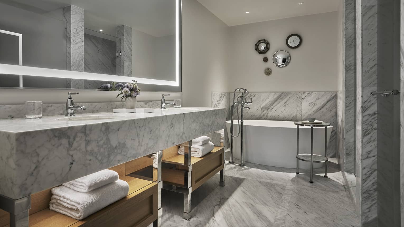 Executive Suite - River View Bathroom