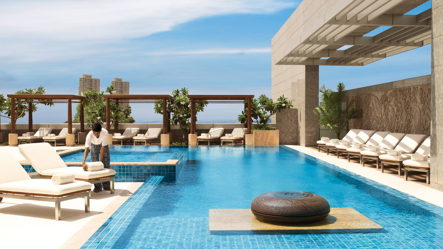 Luxury 5-star Hotel in Worli, Mumbai | Four Seasons Mumbai