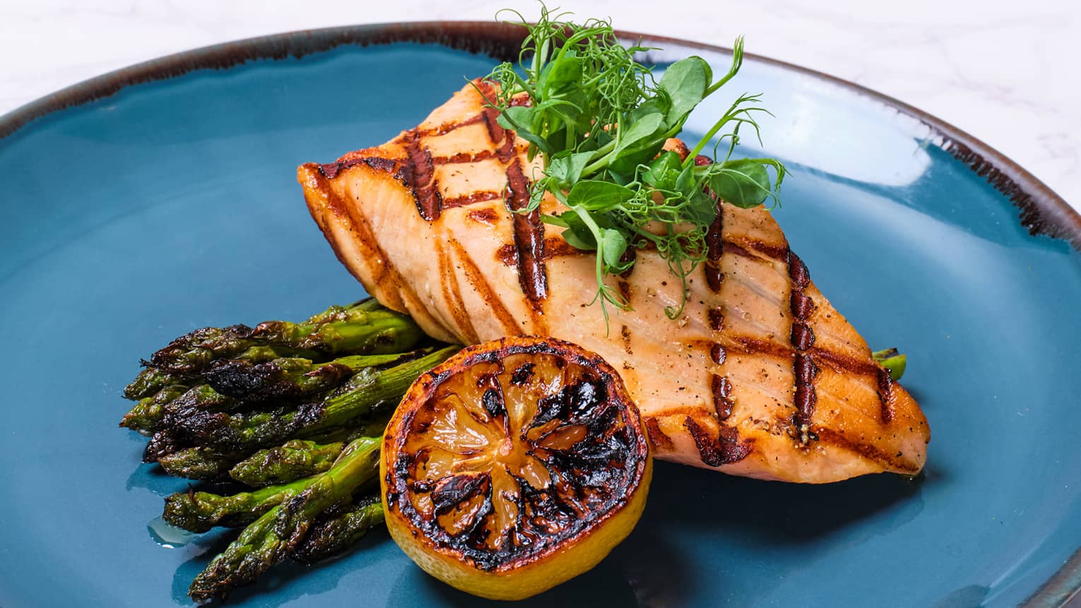 Grilled salmon with asparagus and lemon