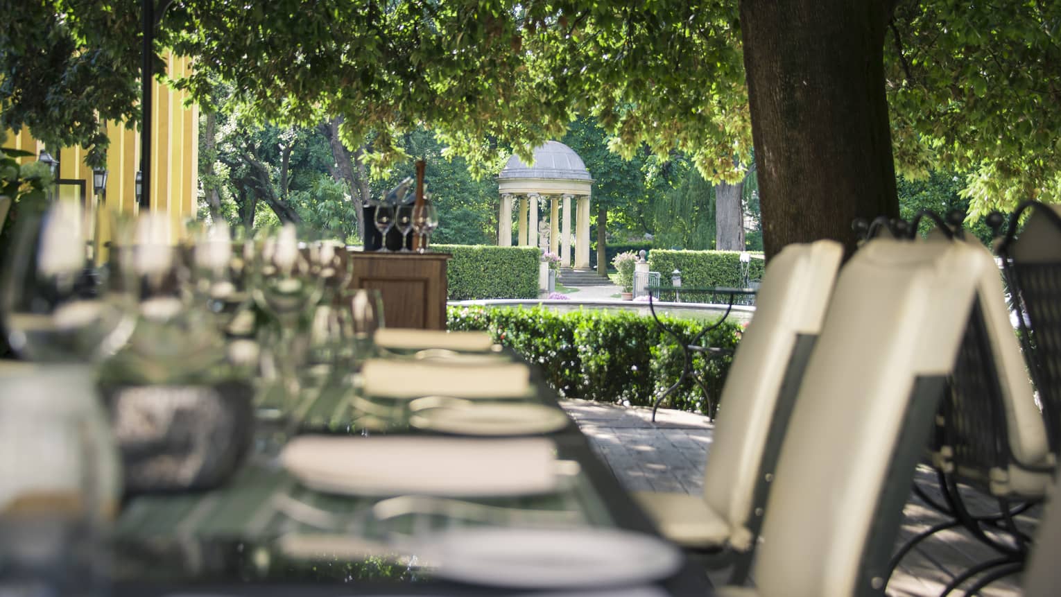 Long outdoor dining table at Al Fresco Trattoria, Pizzeria & Barbecue
