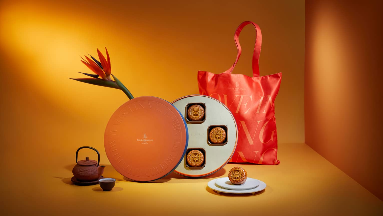 Four Seasons Hotel Hong Kong mooncake collection with a limited-edition ?Love in Hong Kong? tote bag
