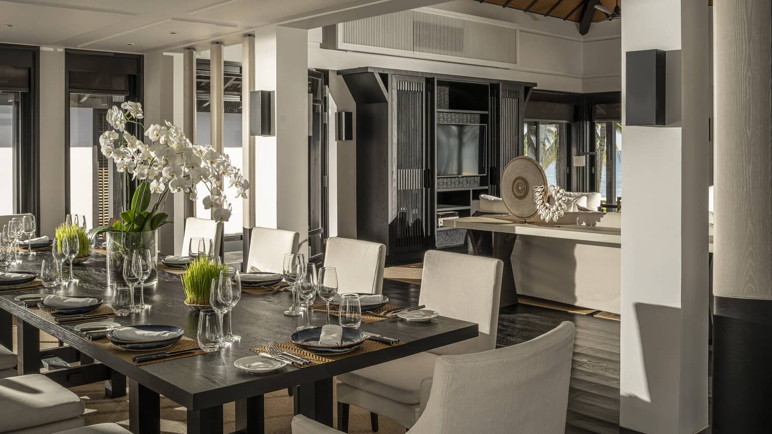 5 Bedroom Beachfront Pool Villa dining area