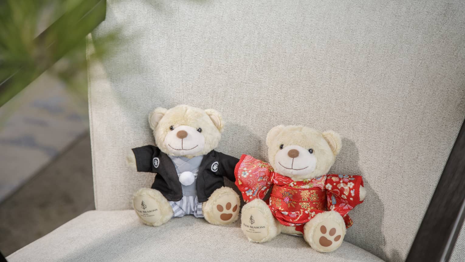 Two smiling teddy bears in traditional Japanese kimonos