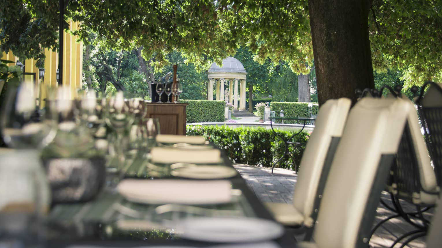 Long outdoor dining table at Al Fresco Trattoria, Pizzeria & Barbecue