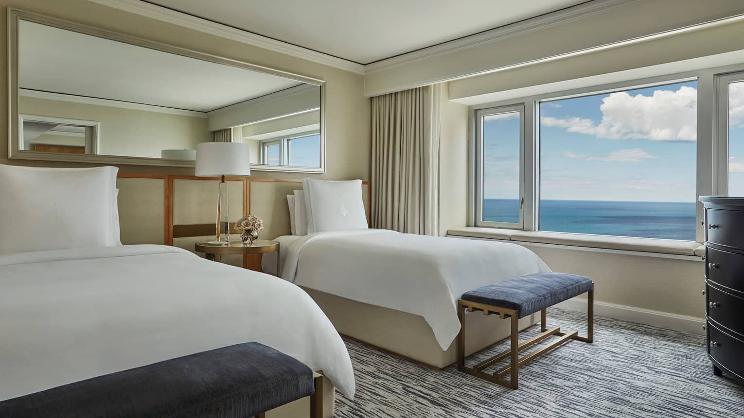 Luxury Hotel Rooms & Suites Chicago | Downtown | Four Seasons