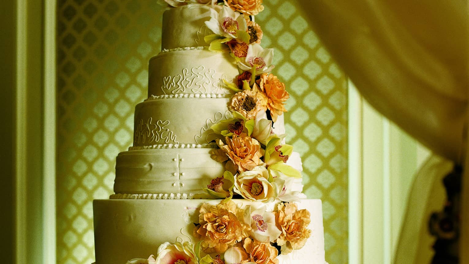 Wedding cake with seven tiers, peach and white roses 