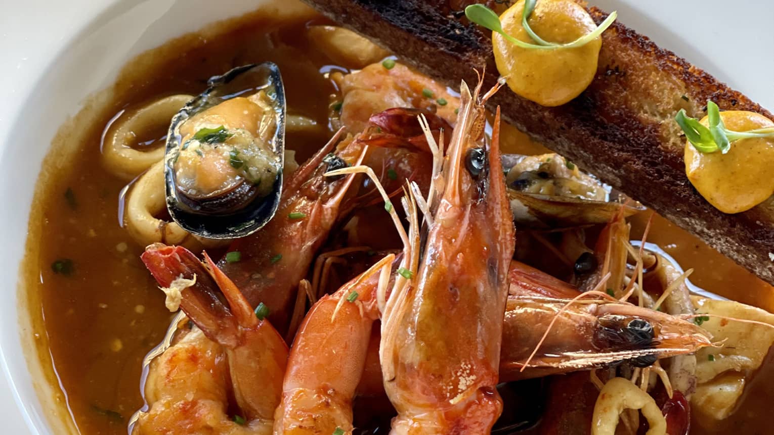 Prawns in a brown gravy, and served with a toasted baguette topped with lemon.