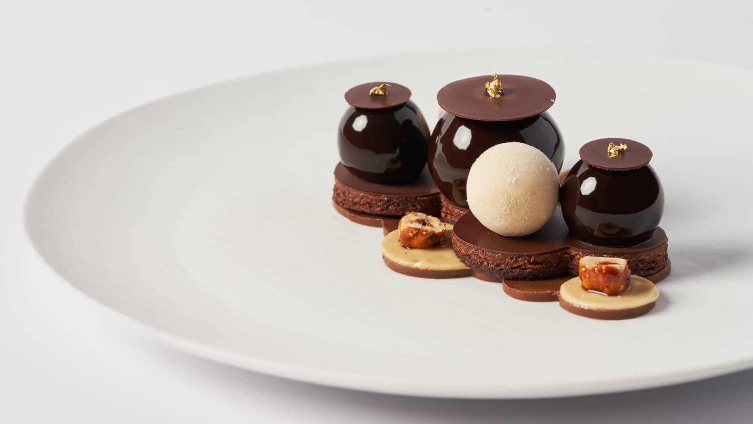  Crispy Criollo chocolate with Piedmont hazelnuts, ice cream