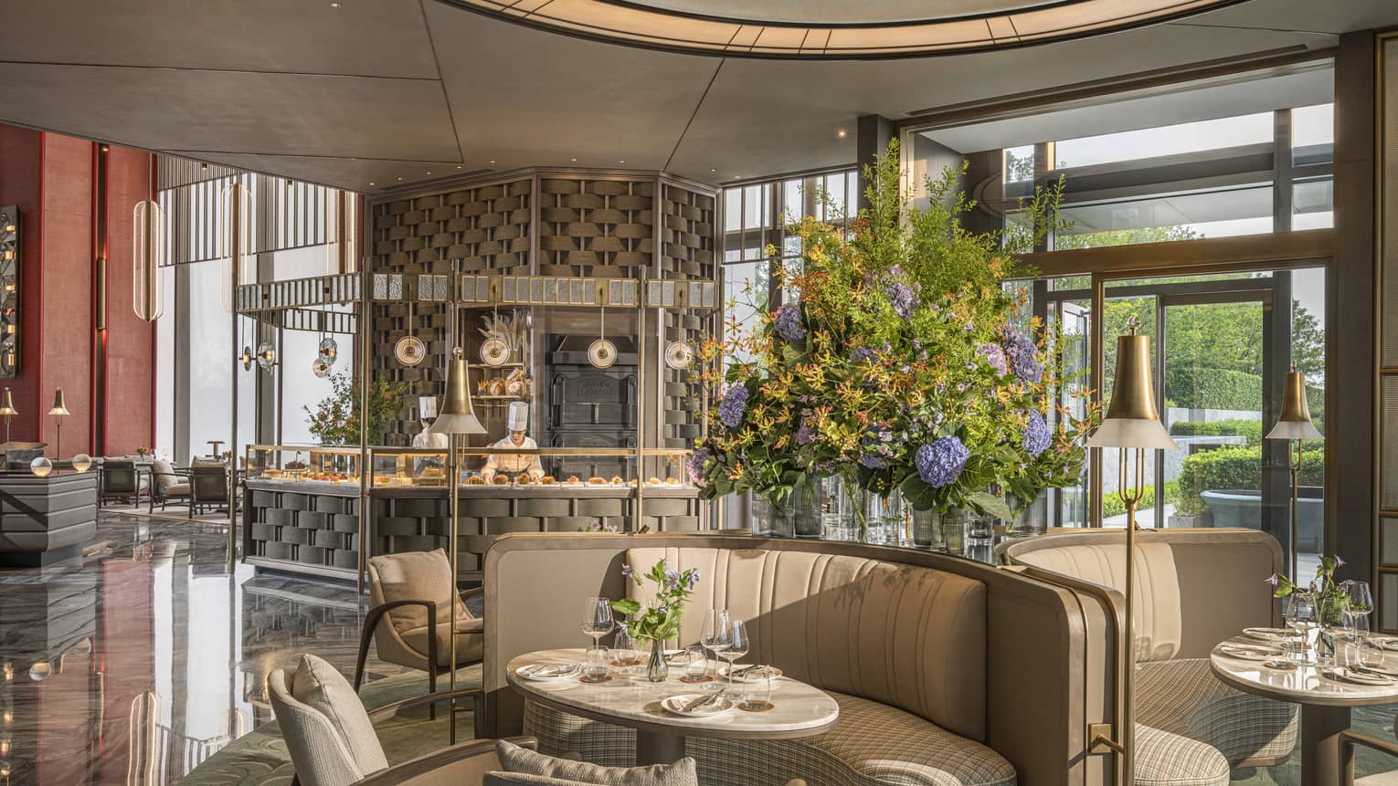 Curved booth and dining seating in contemporary lobby lounge at Four Seasons Hotel Hangzhou at Hangzhou Centre