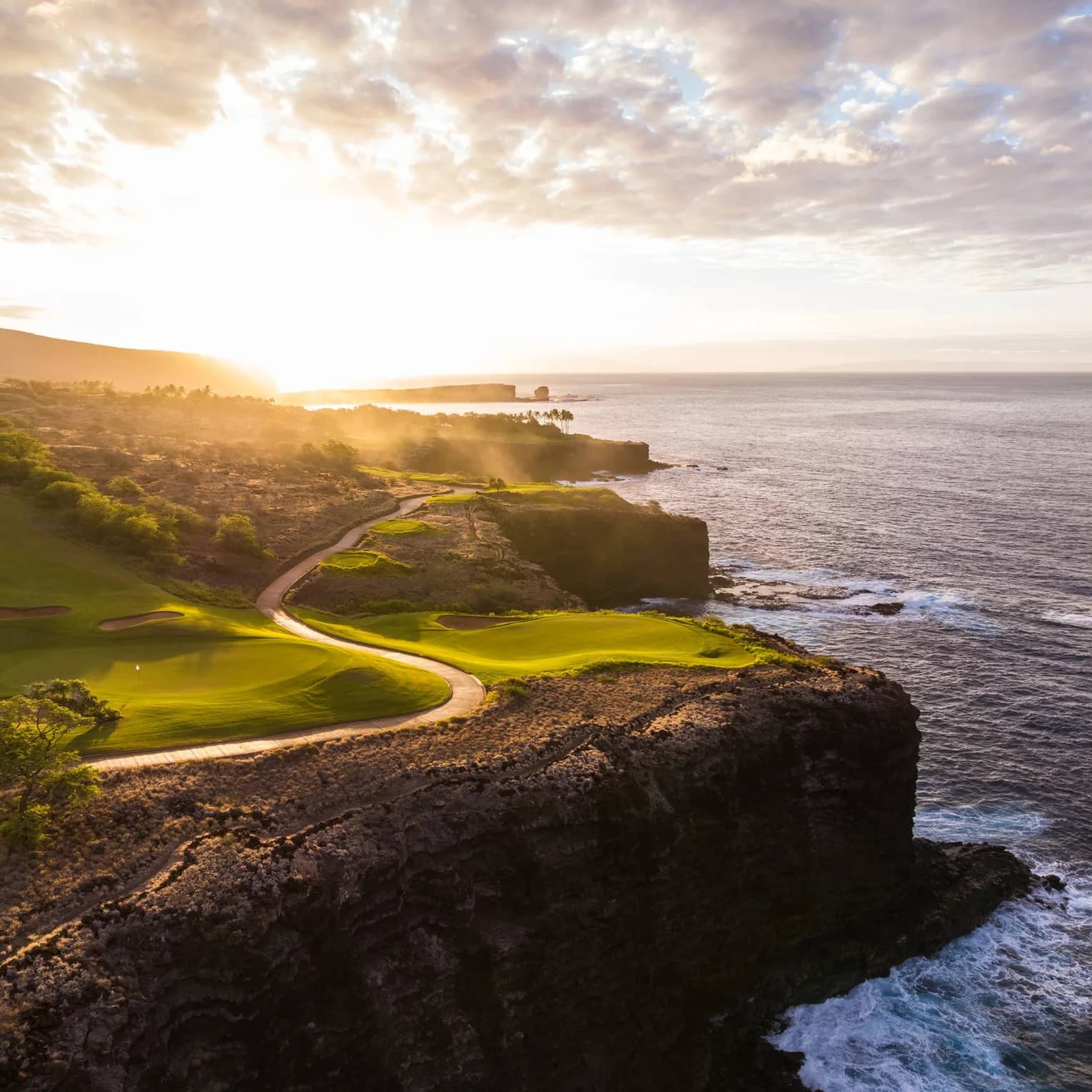 Golf course on a dramatic cliff over the ocean