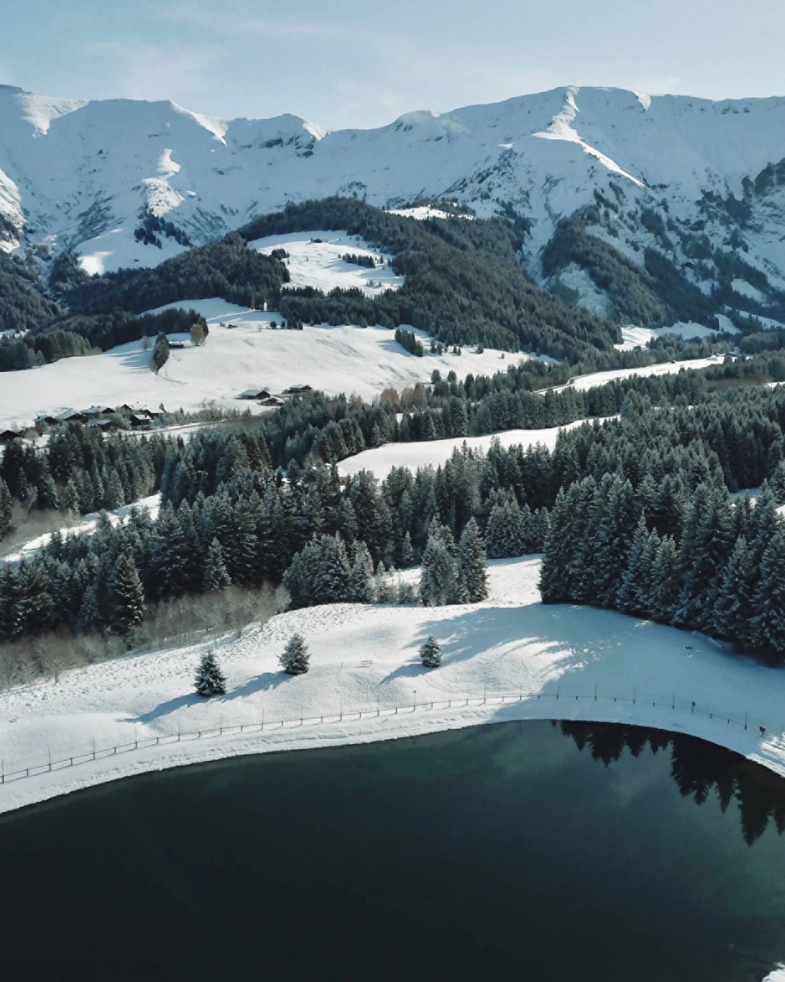 Snowy landscape and mountains surrounding the Lac de Javen
