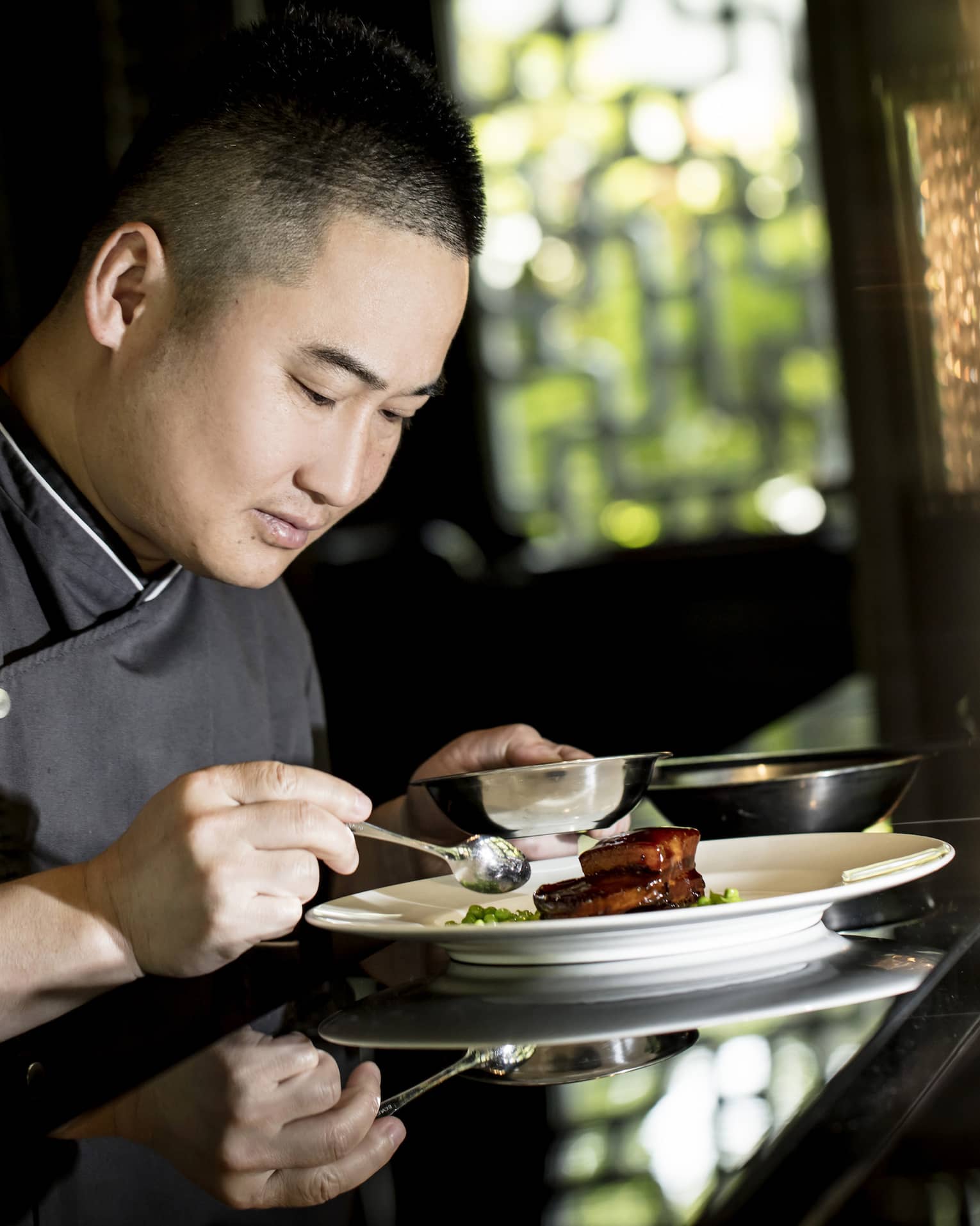 Jin Sha Executive Head Chef Wang Yong garnishing dish