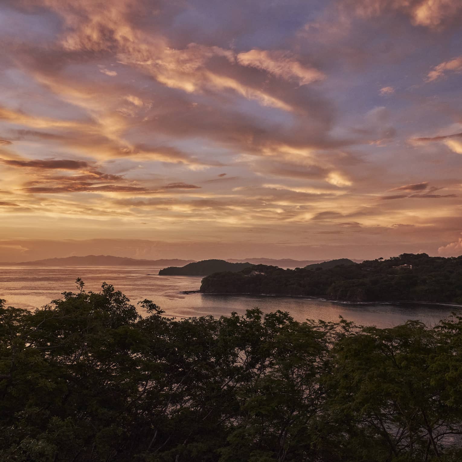 A pink and purple cloud-dappled sky over Peninsula Papagayo