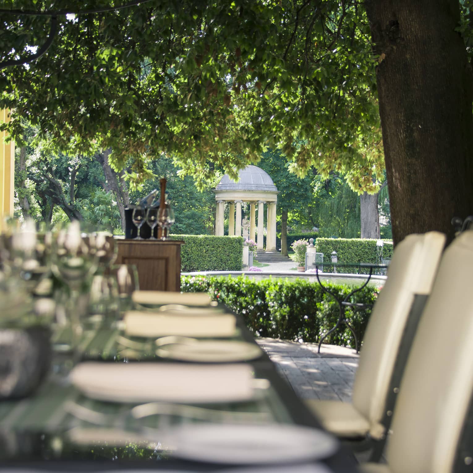 Long outdoor dining table at Al Fresco Trattoria, Pizzeria & Barbecue