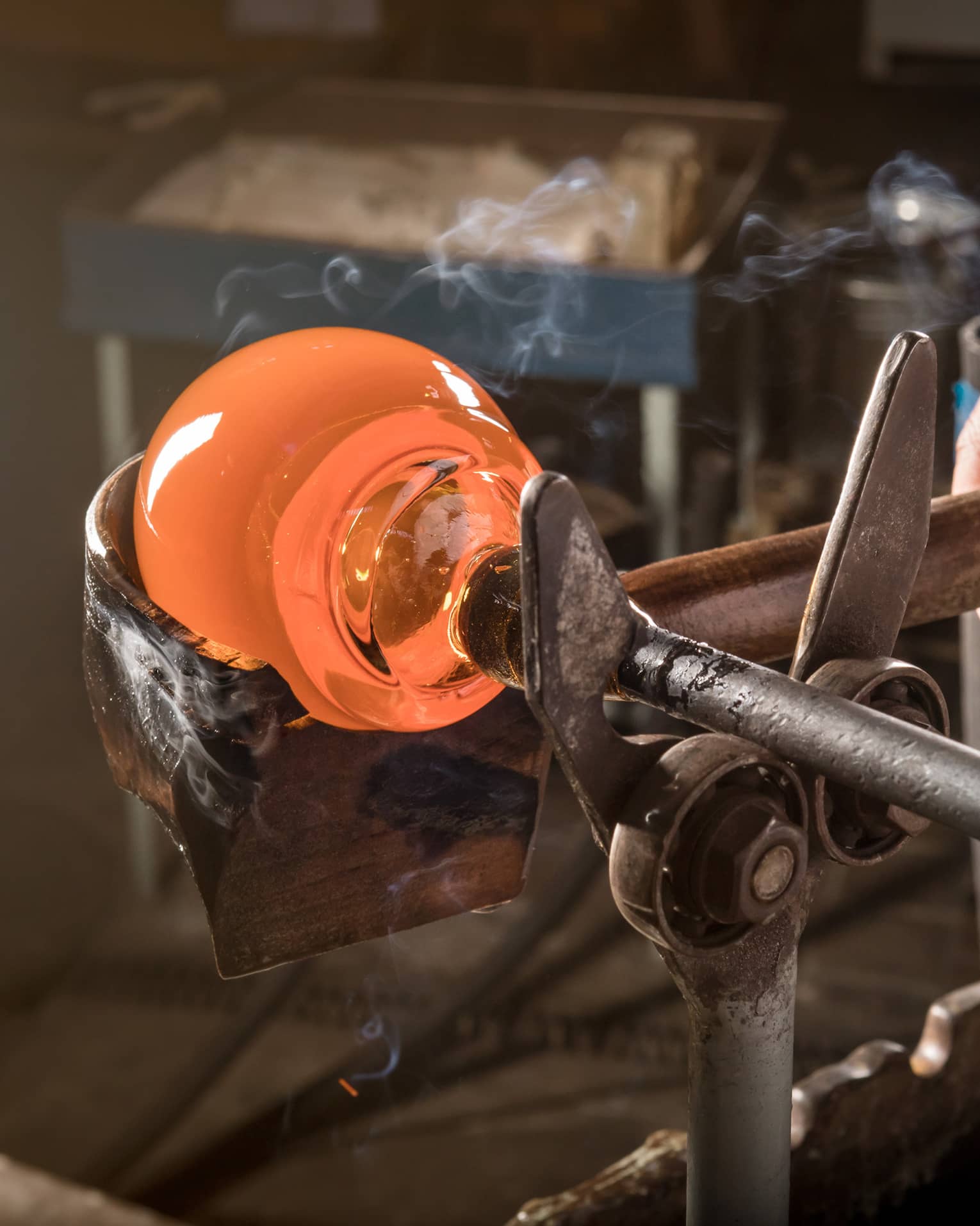 An artisan making Rucki Glass