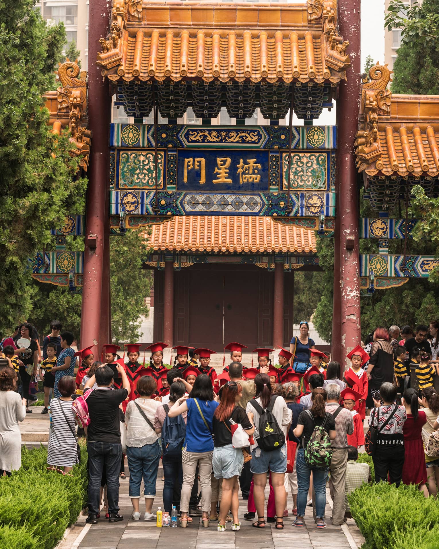 Crowds gathered under Tianjin temple entrance